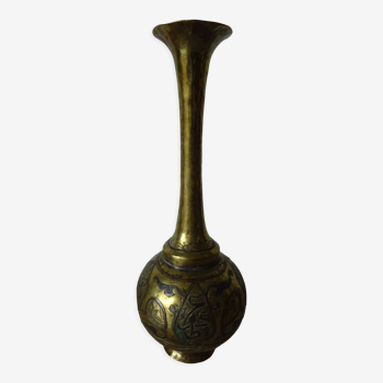 Vase moyen oriental en dinanderie de cuivre
