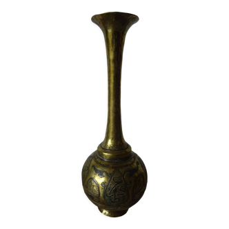 Vase moyen oriental en dinanderie de cuivre