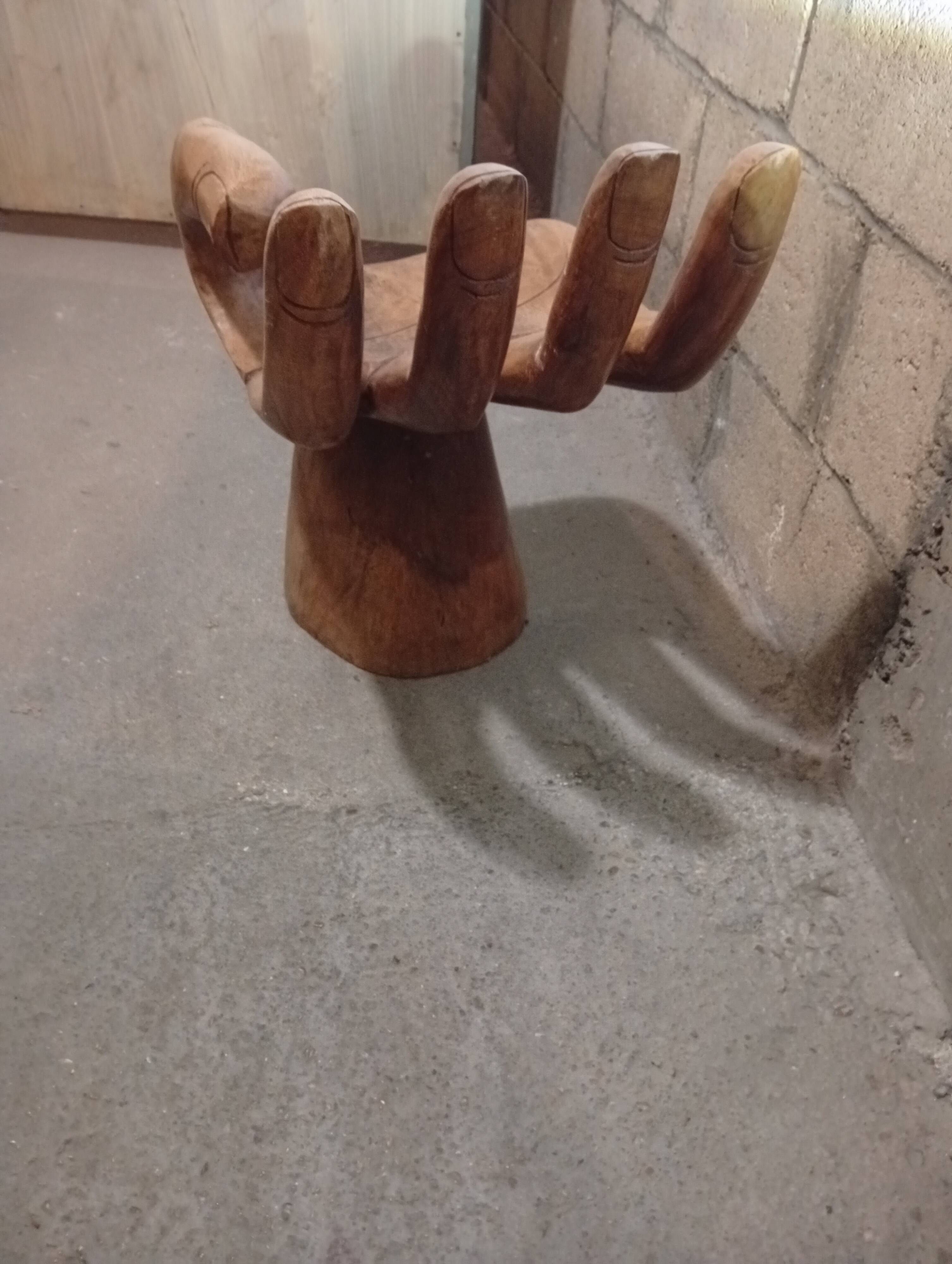 Tabouret en bois teck en forme de main droite