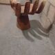 Tabouret en bois teck en forme de main droite