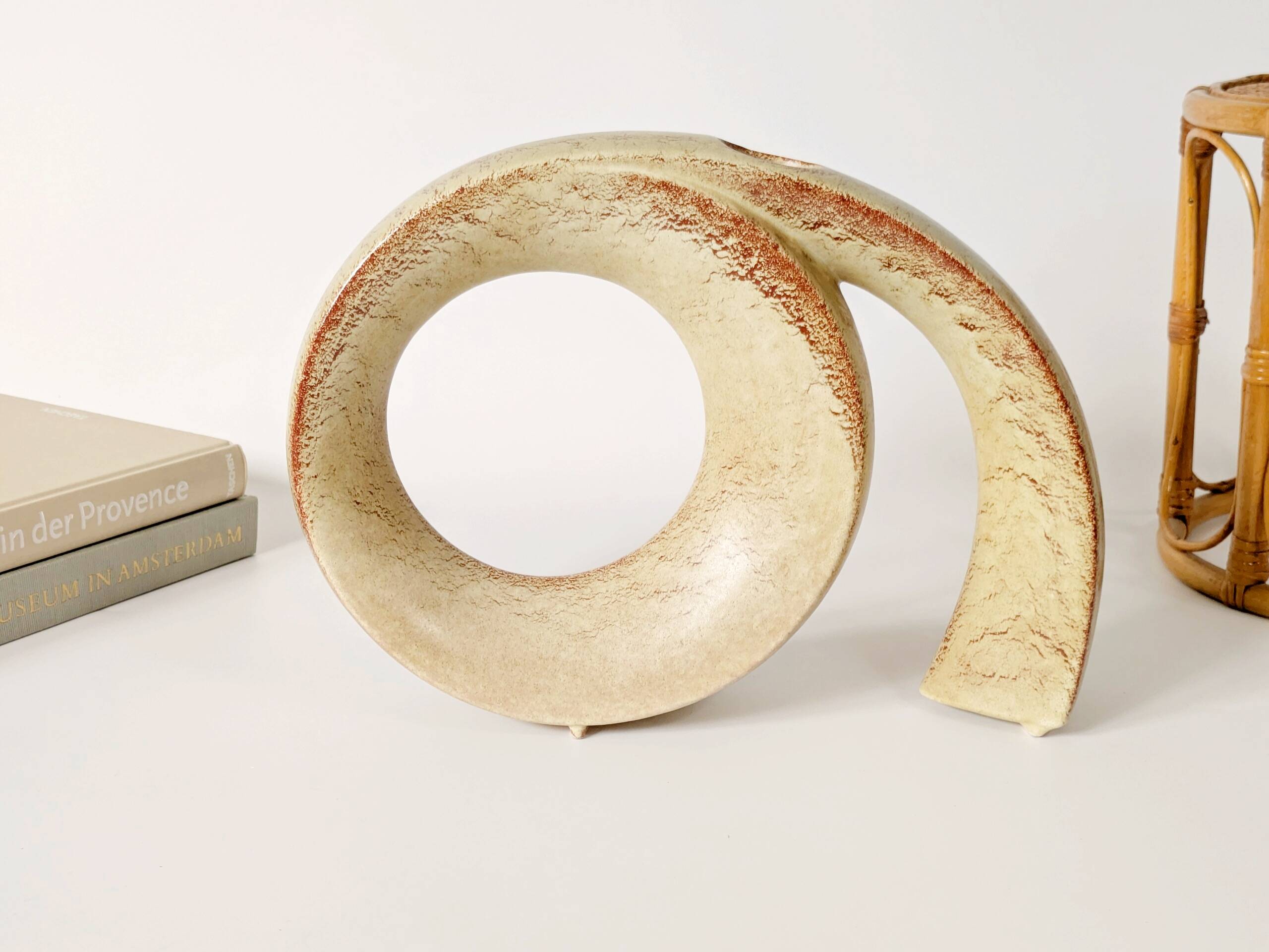 Vase sculptural Bertoncello, céramique italienne tabac, années 60