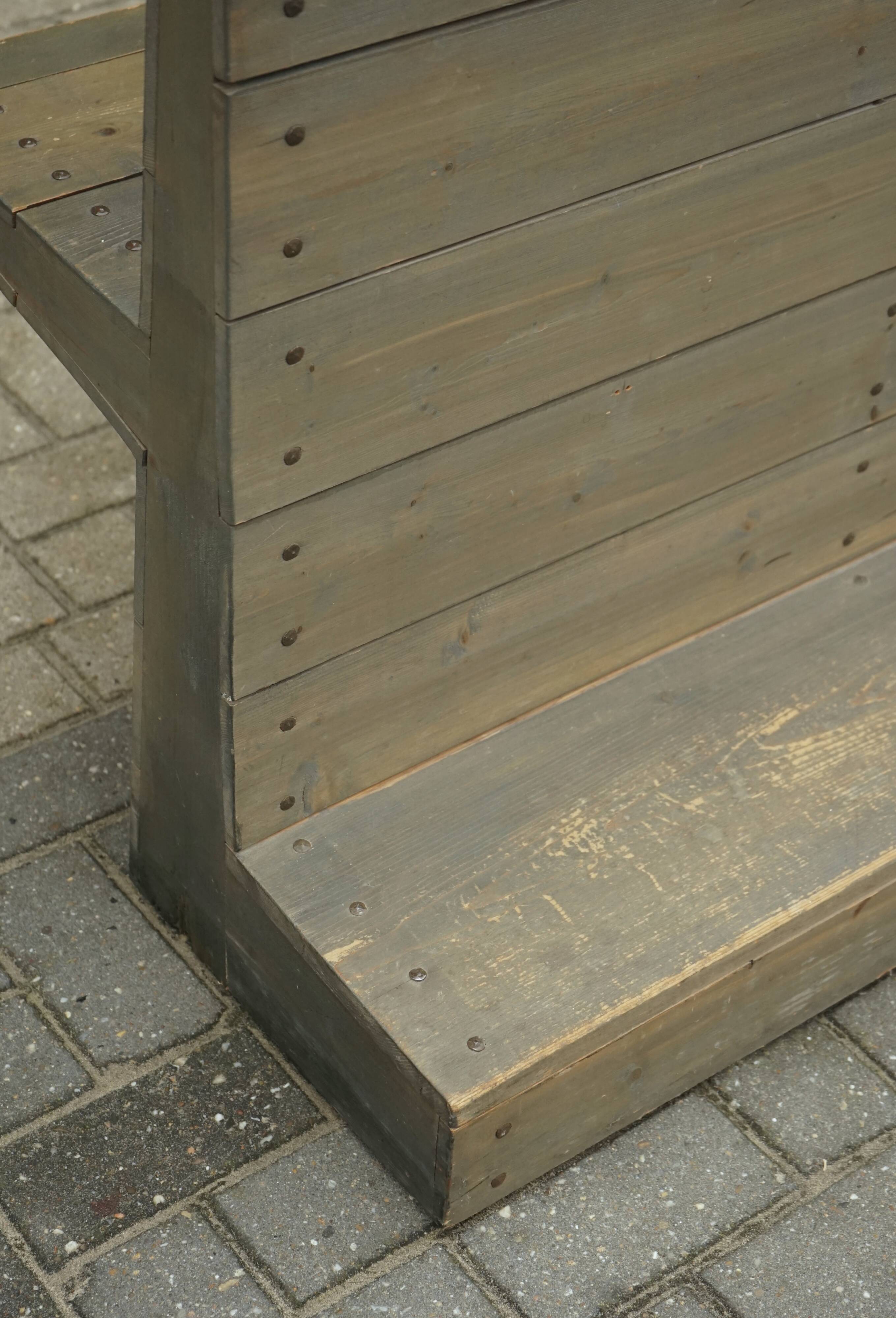 Banc d'école Bossche par Dom Hans van der Laan, 1964