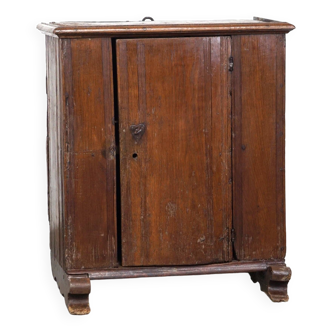 Beautiful antique early 17th-century spindle cabinet with original and working lock