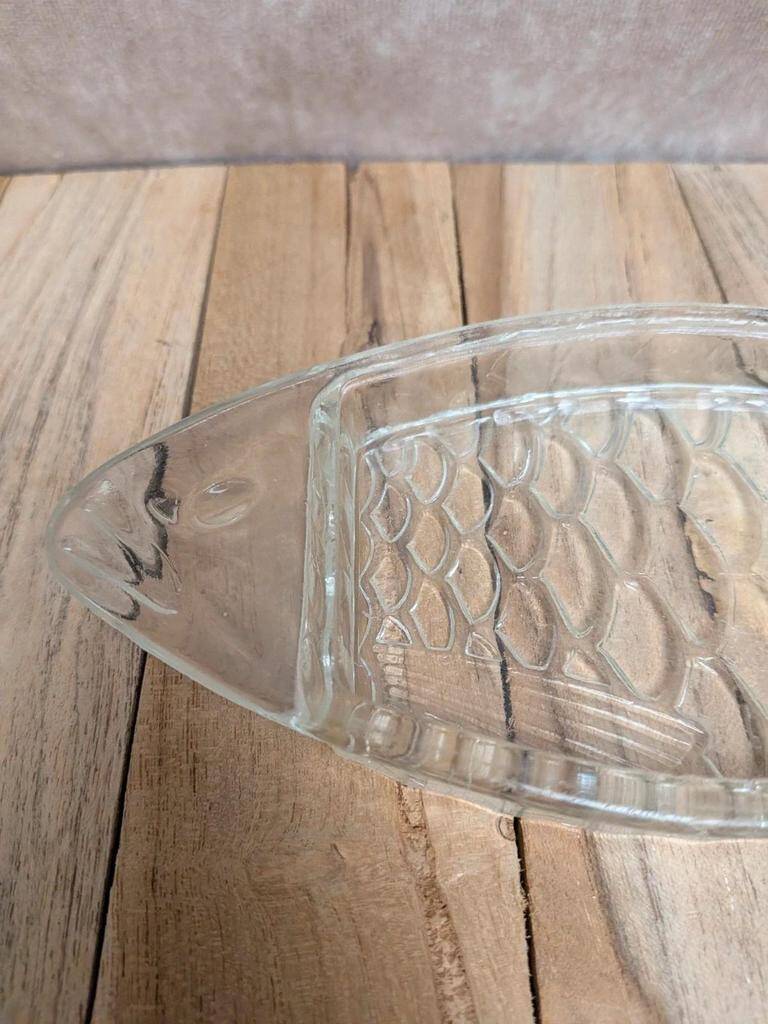 Ramequin ancien en verre moulé forme poisson