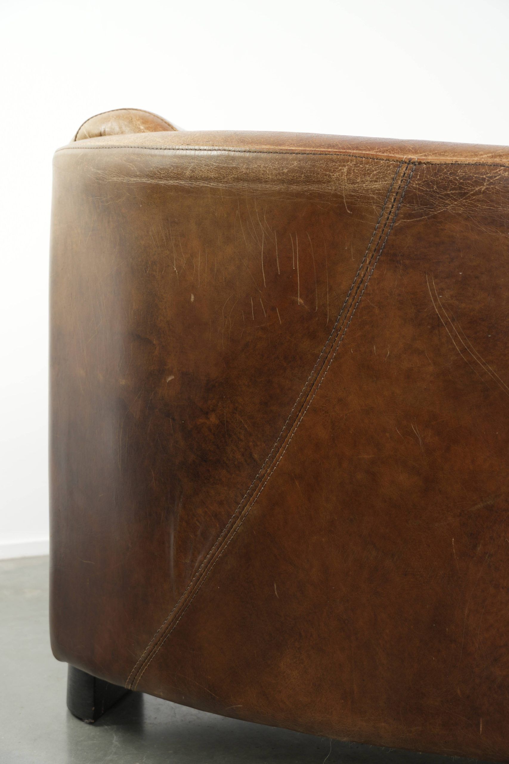 Fauteuil design aviateur en cuir de vache couleur cognac robuste