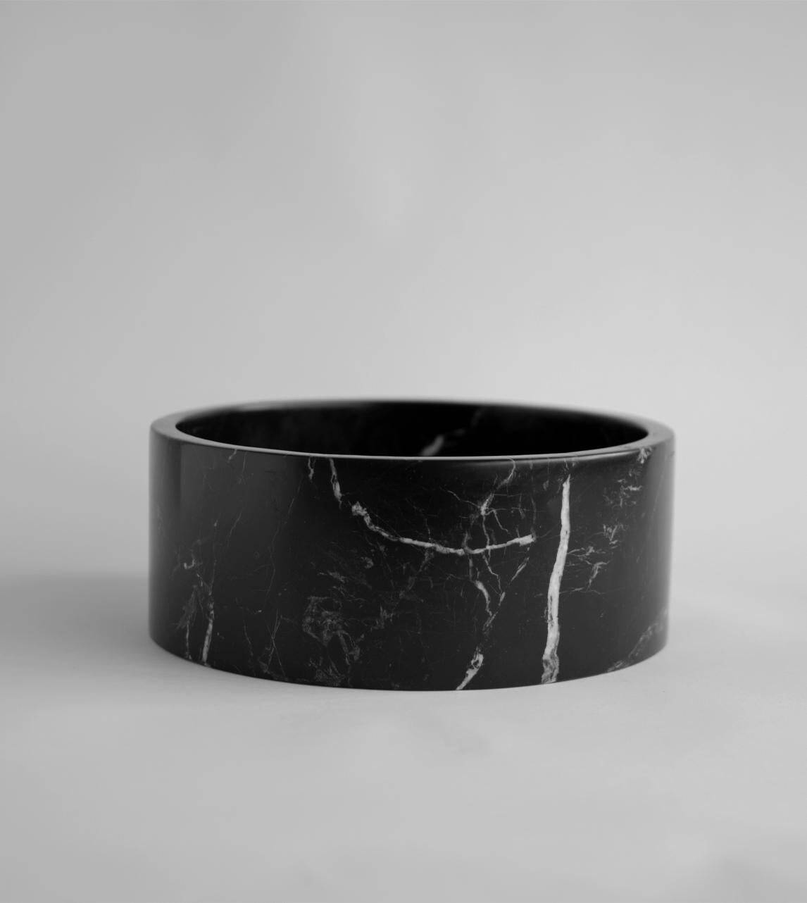 Cylindrical bowl in black marble