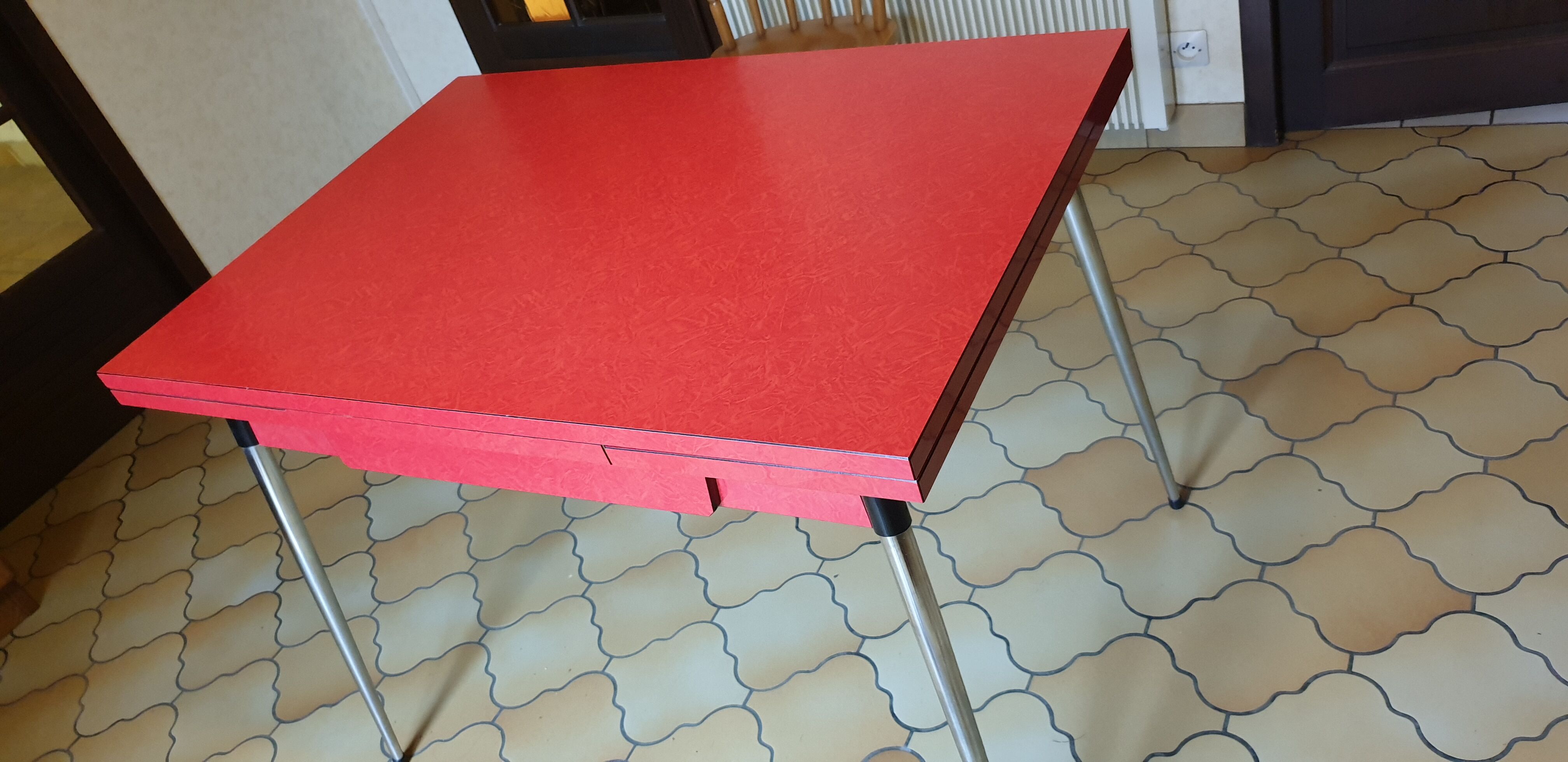 Extendable red formica table