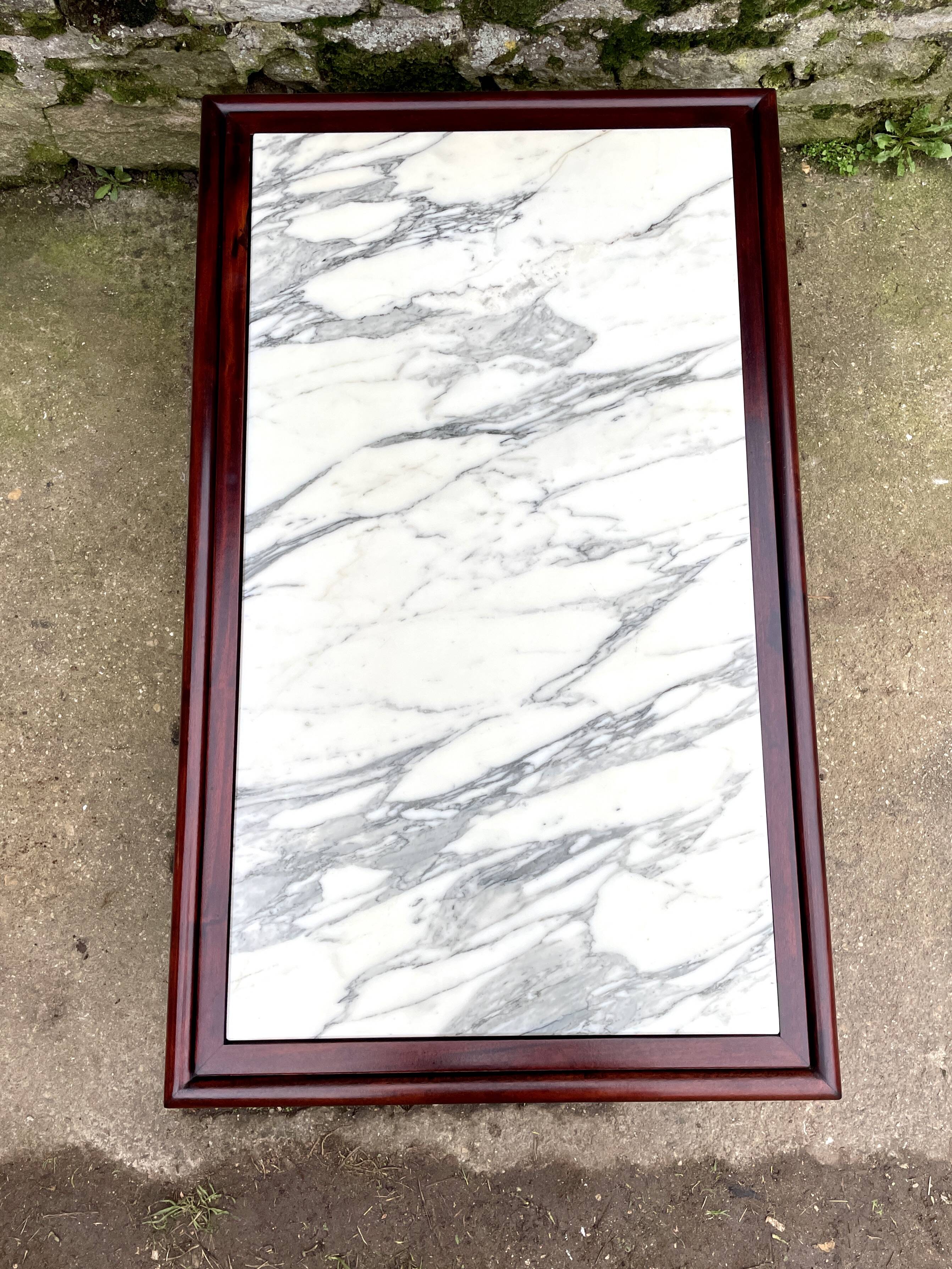 Coffee table in white marble and mahogany wood