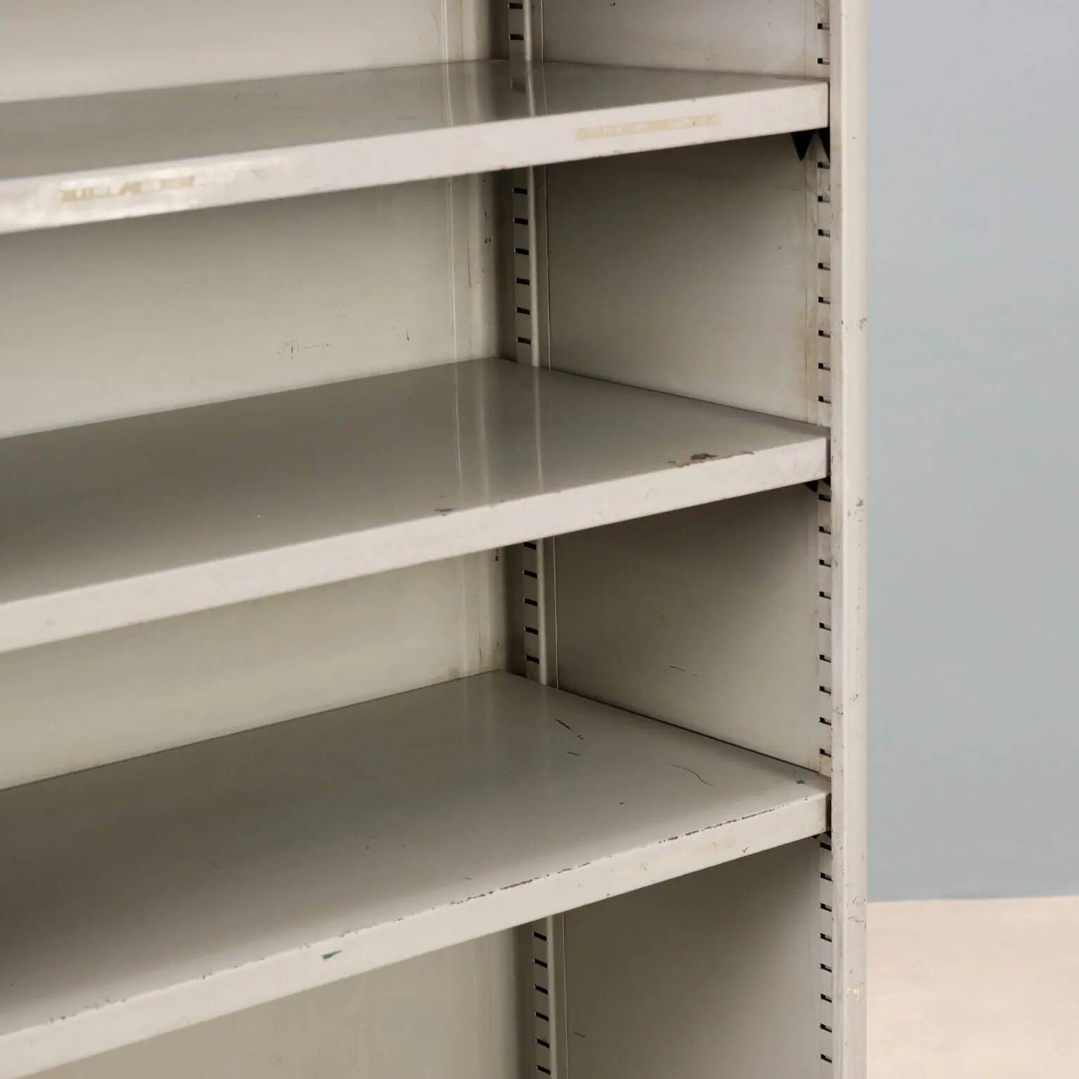 Petite bibliothèque vintage en métal, simili cuir et verre, design années 1960