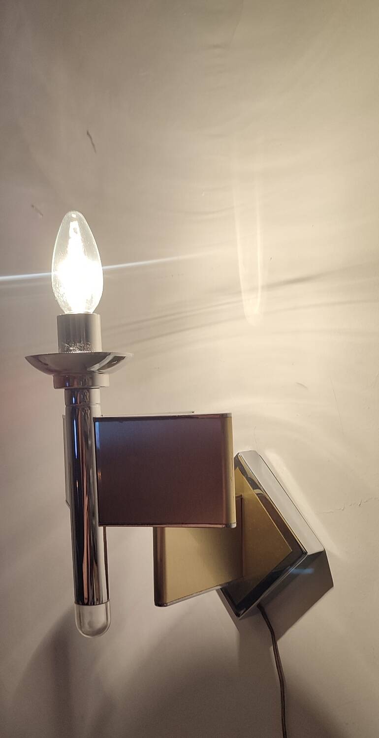 Lámpara de pared metálica. Italia, 1970s.