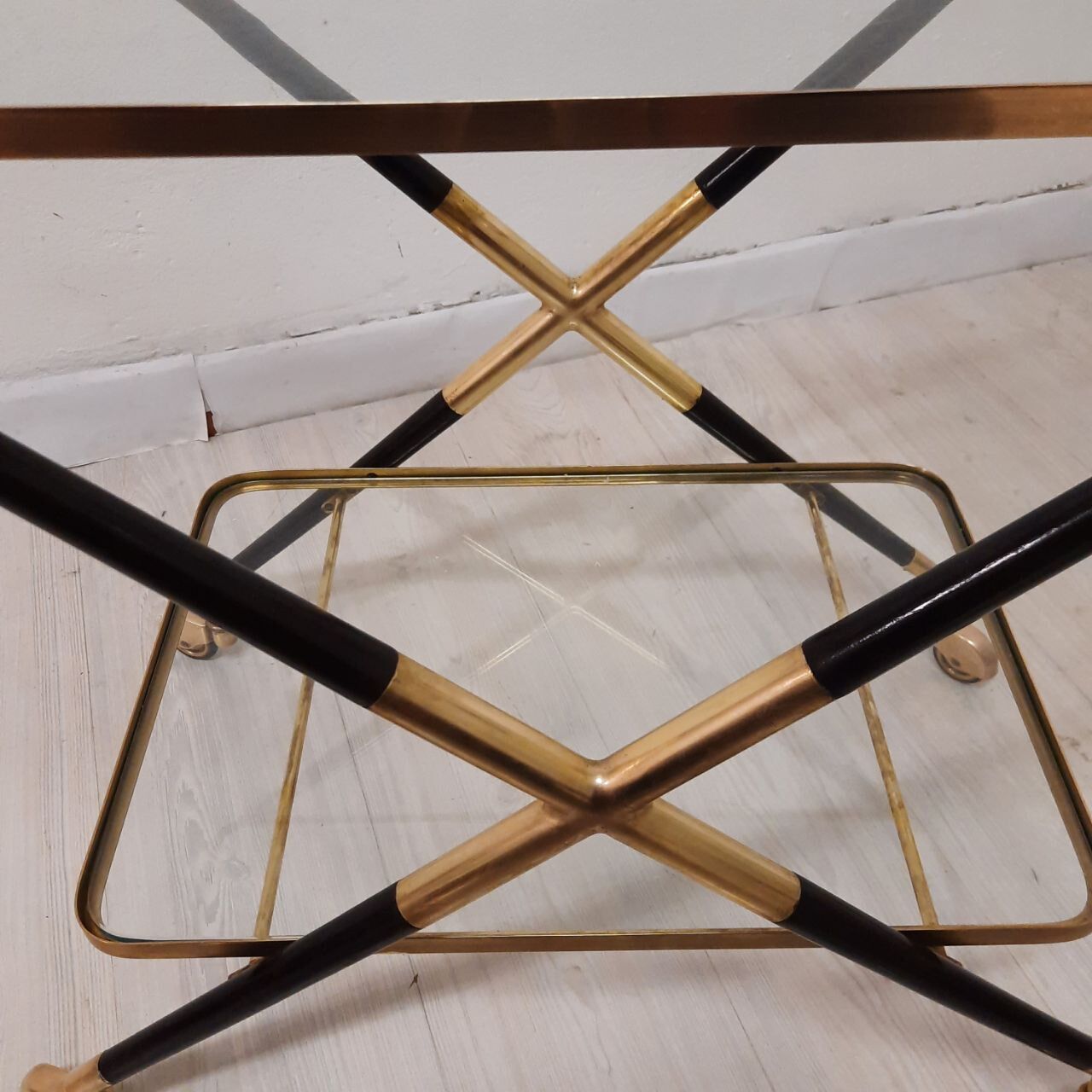 Serving table in brass wood