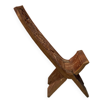 Chaise en bois sculptée