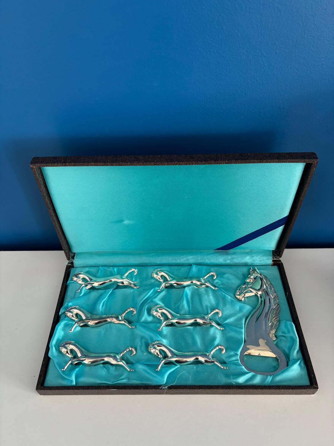 Set of 6 vintage silver metal knife holders and bottle opener, chev design