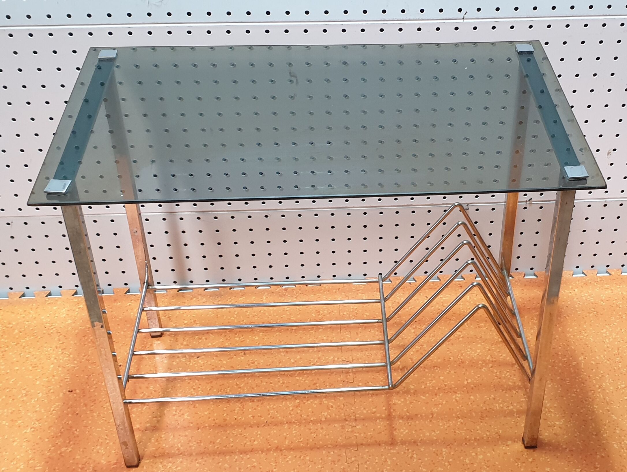 Vinyl holders and magazines vintage sofa tip