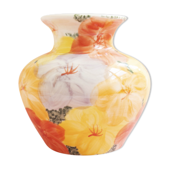Vase with a pattern of flowers
