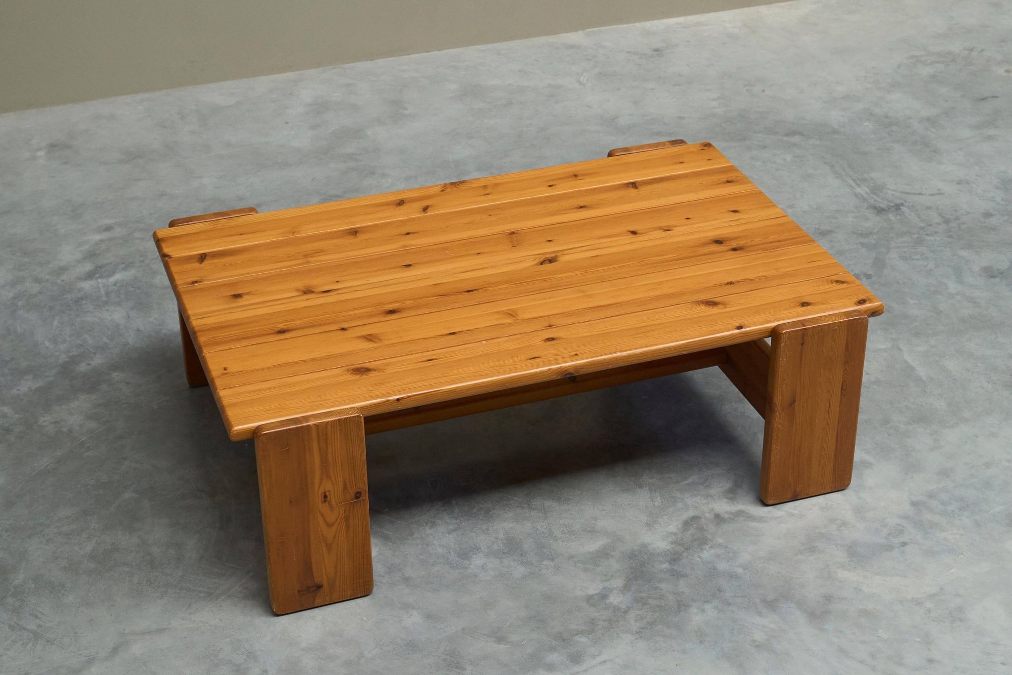 Table basse architecturale en pin massif années 1970