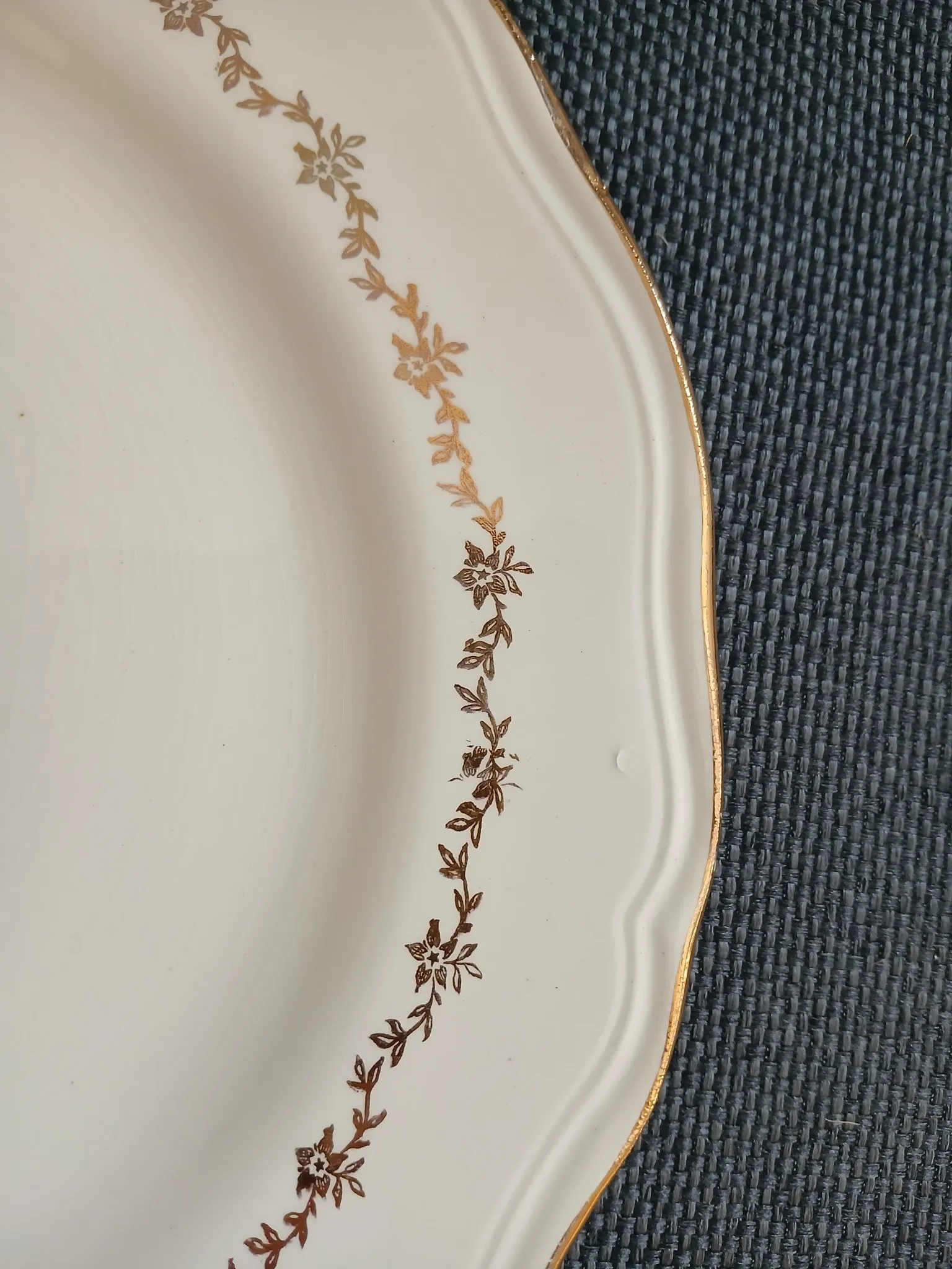 6 antique flat plates in porcelain