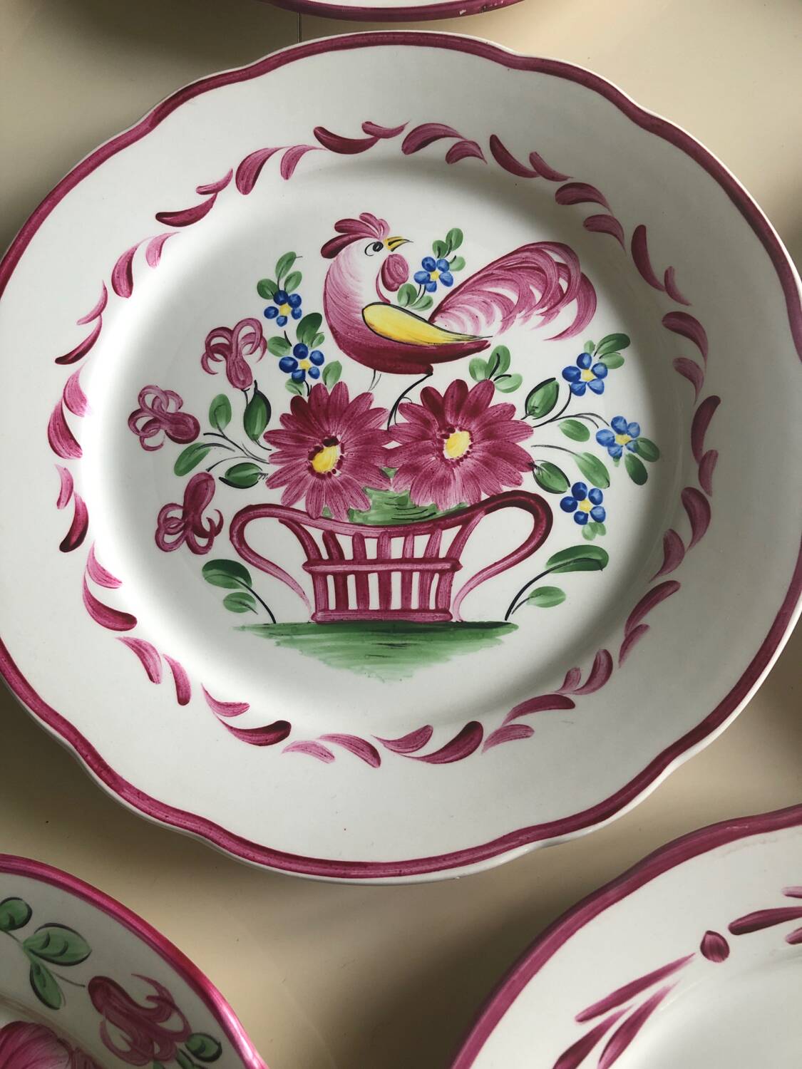 8 assiettes anciennes en faïence d’Art Clamecy décorée main