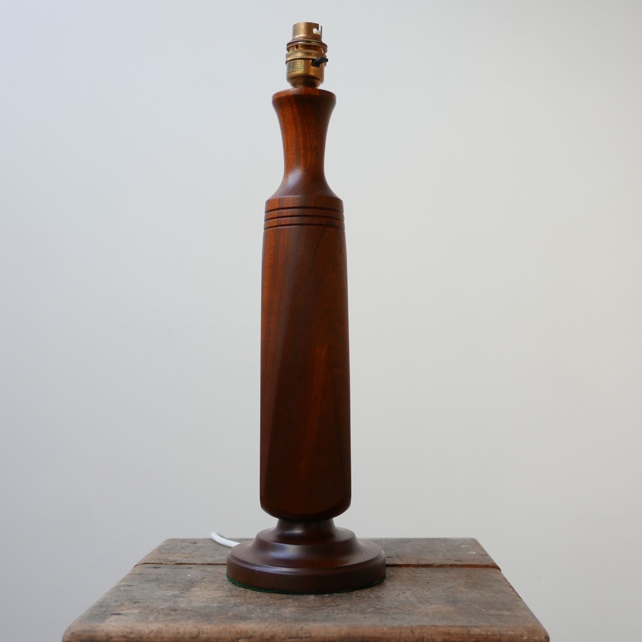 Lampe de table scandinave du milieu du siècle en teck