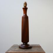 Lampe de table scandinave du milieu du siècle en teck