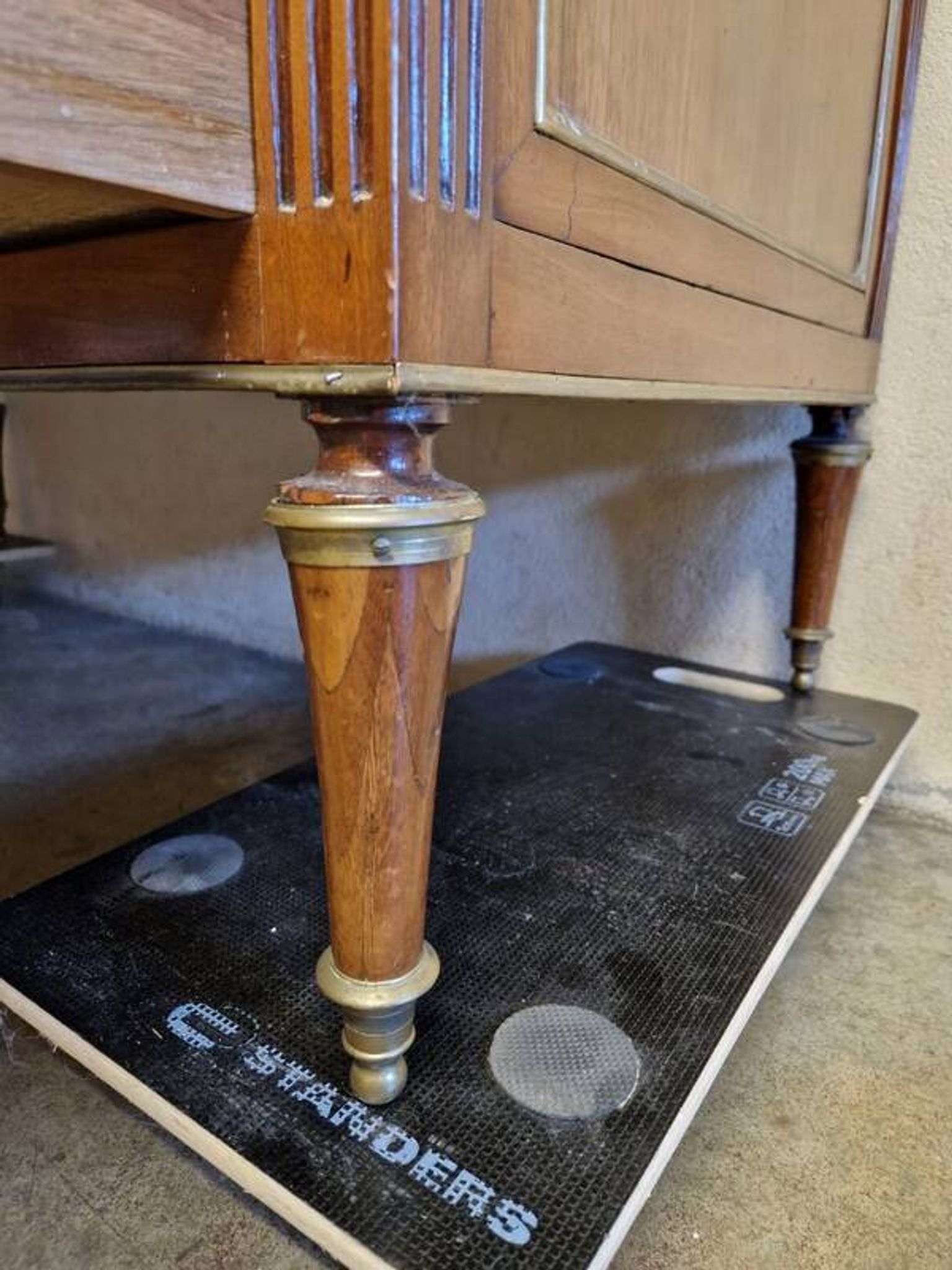 Commode en acajou et placage d'acajou époque Louis XVI, fin du 18ème s.