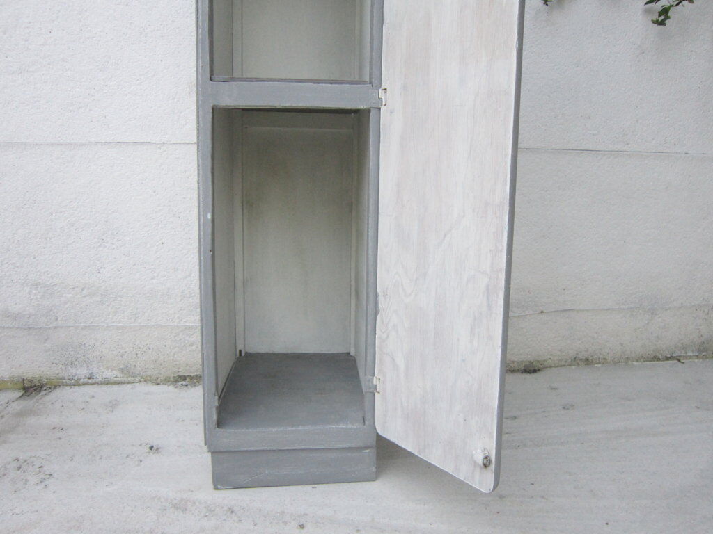 Boarding wooden wardrobe closet