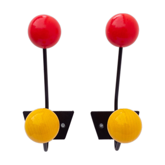 Paire de patères en métal noir et boules en bois rouge et jaune, années 1950