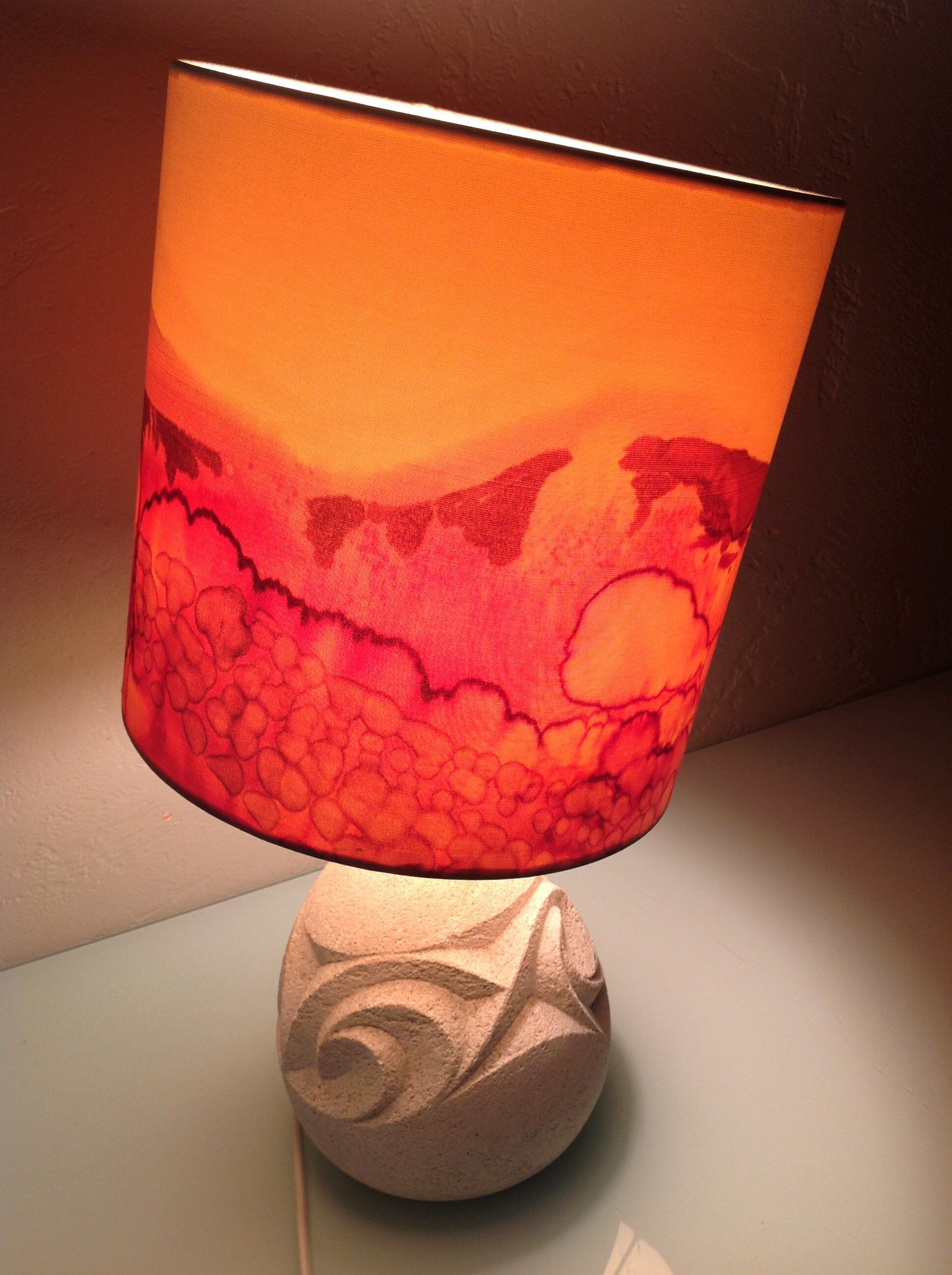 Ovoid lamp in carved stone and printed lampshade / vintage 60-70s