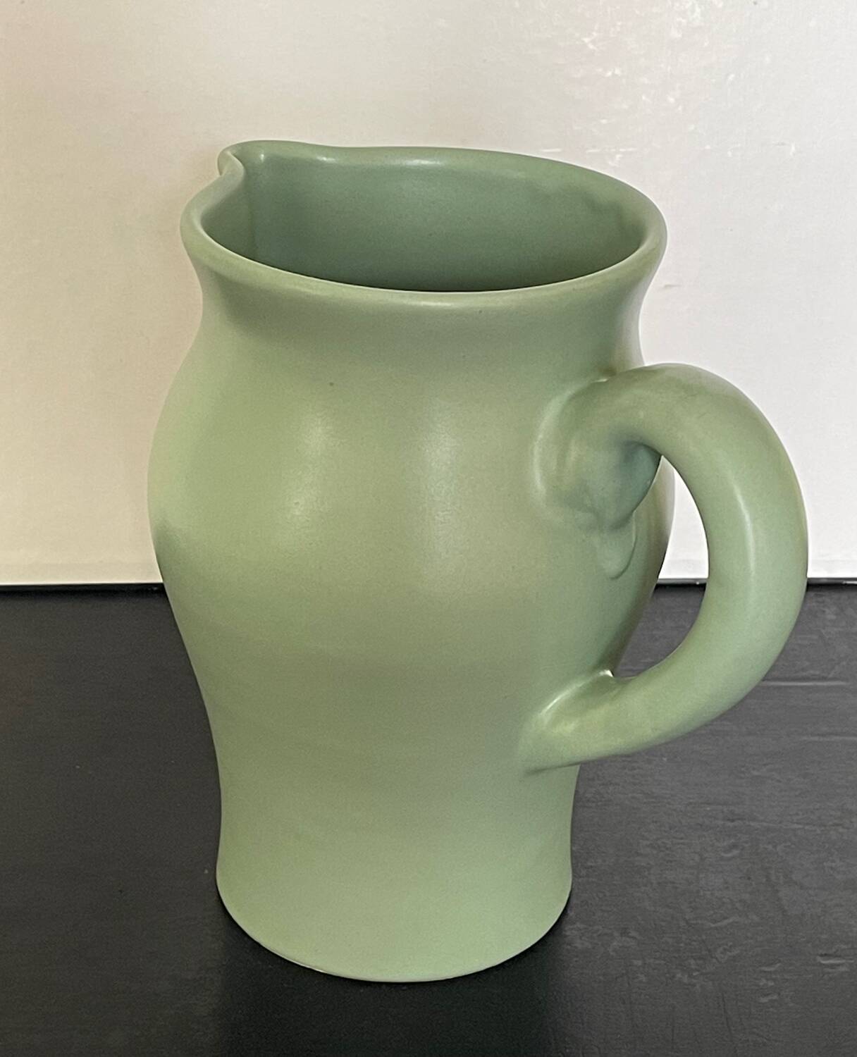 Pichet vert en céramique André Baud Vallauris