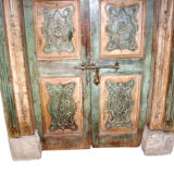 Porte indienne jaune verte sculptée Rajasthan ancienne patine d'origine vieux teck
