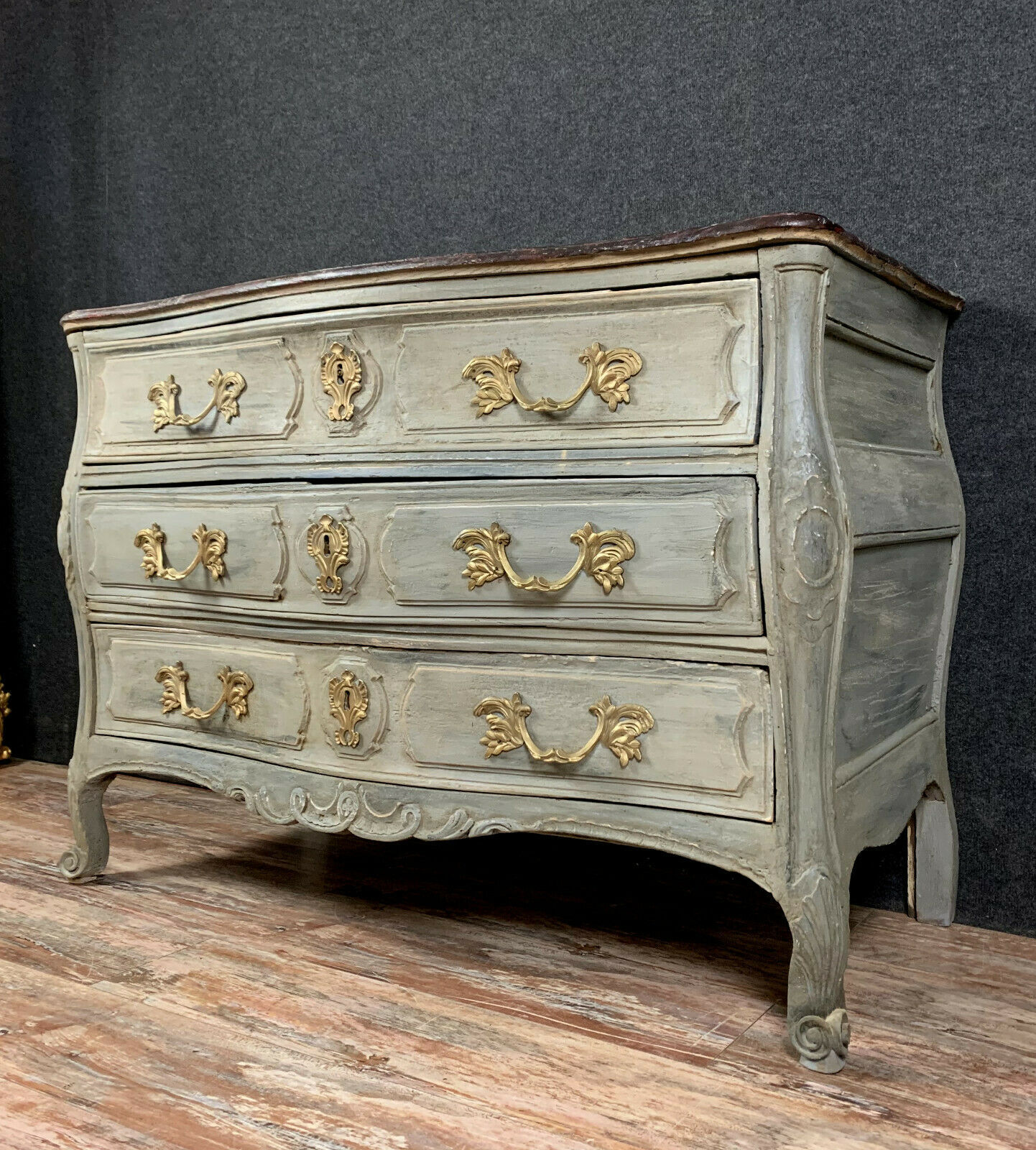 chest of drawers At the time Louis XV in lacquered wood