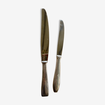 Deux couteaux de service en métal argenté orfèvre Bertrand vintage