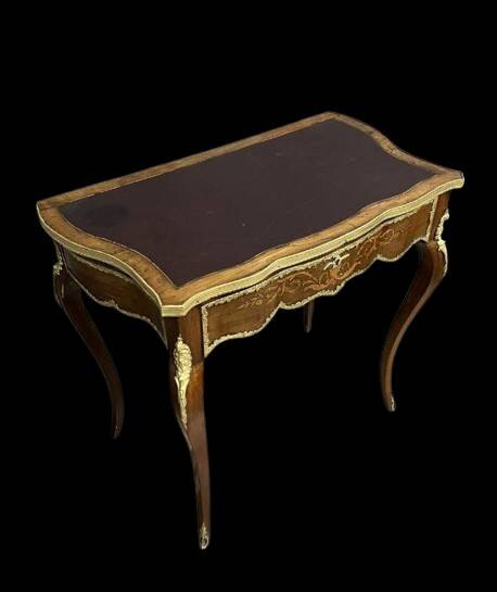 Bureau galbé style Louis XV en marqueterie