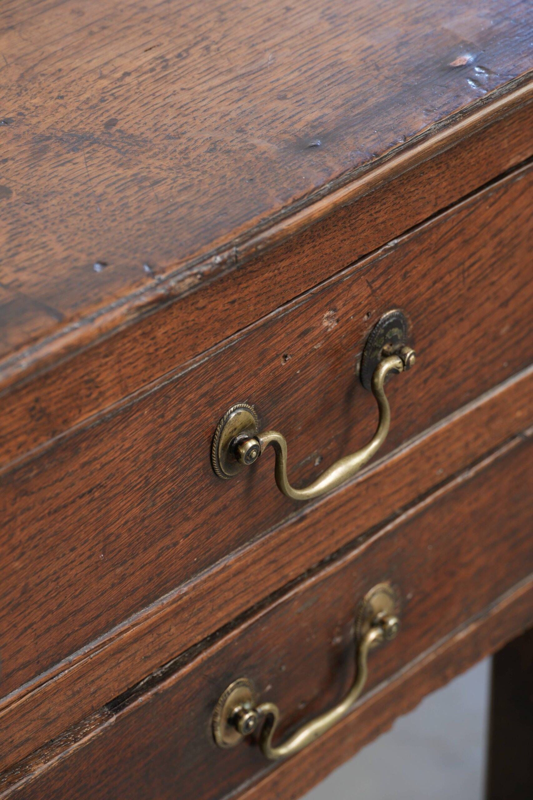 Table basse anglaise antique de style lowboy du XVIIIe siècle en chêne.