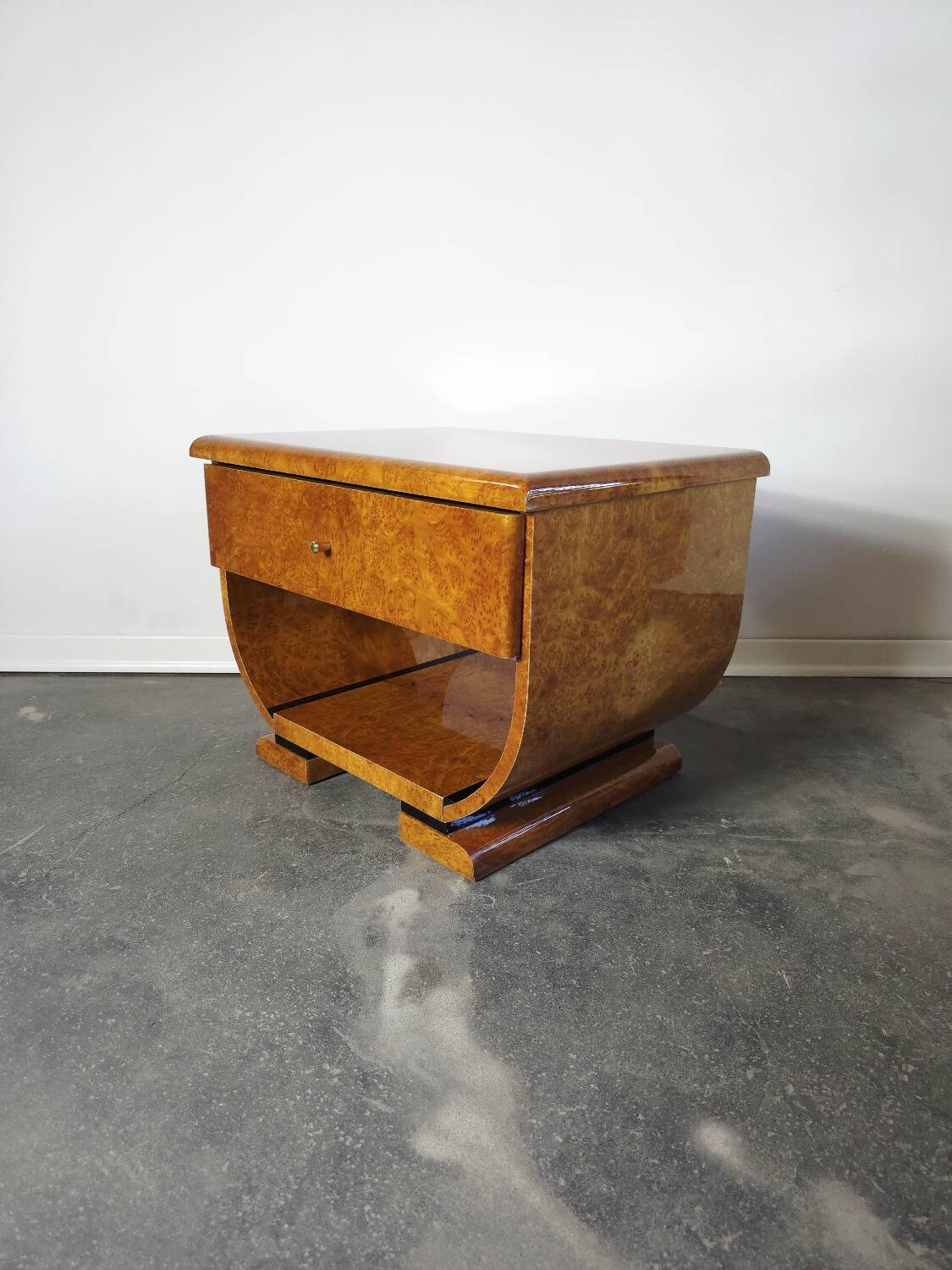 Paire de tables de chevet Art déco en ronce de noyer et laiton