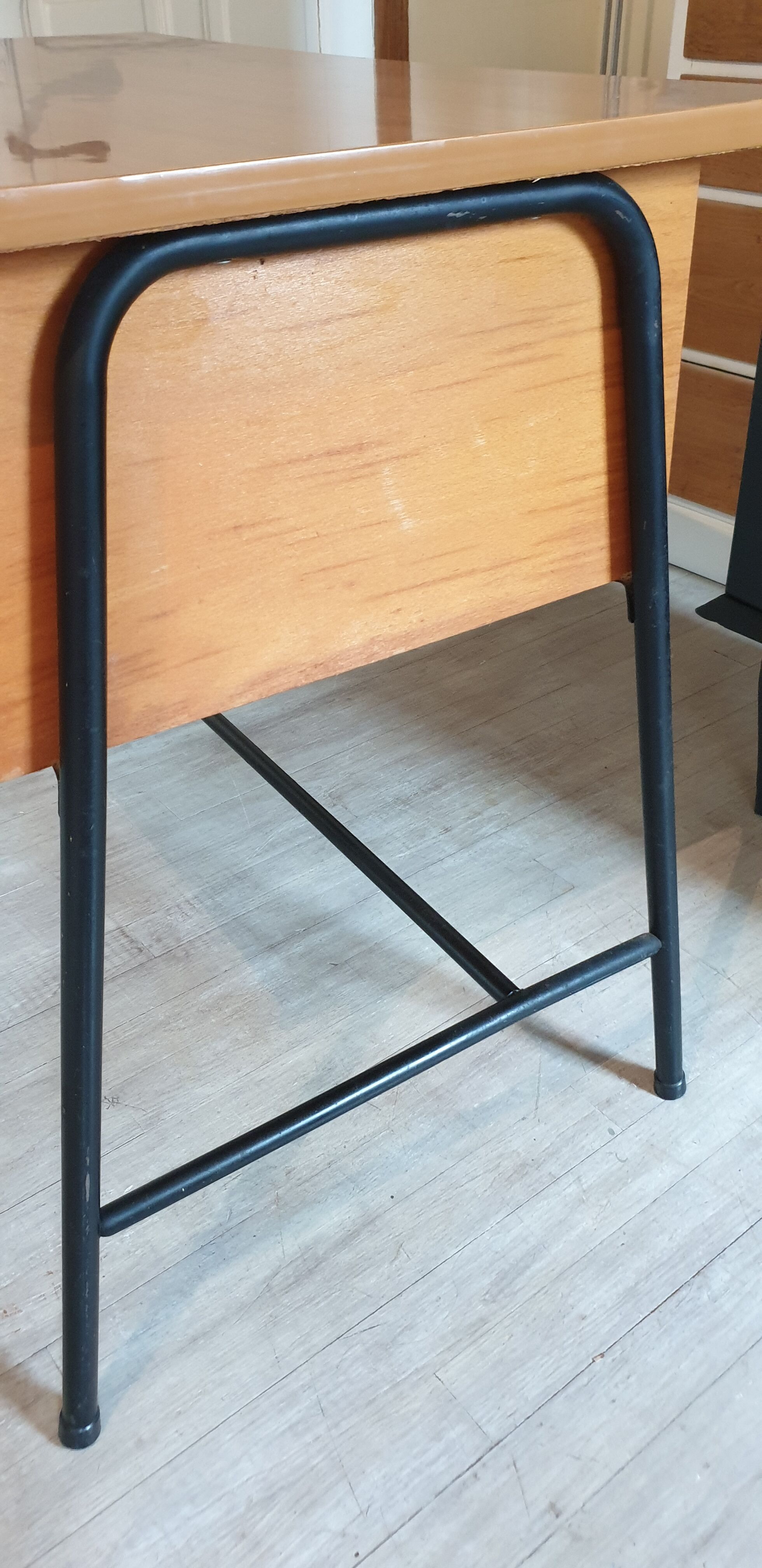 Bureau style moderniste pieds compas