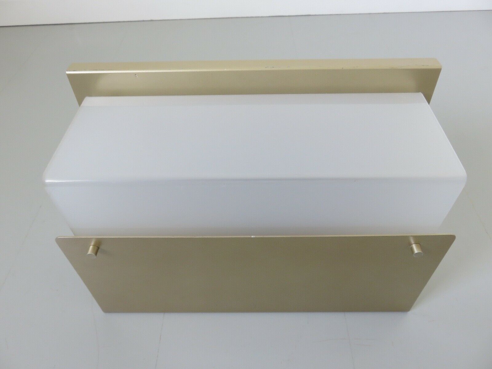 Paire d'appliques " bandeau " en métal doré et perspex années 60