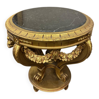 Une table ronde style Louis XV en hêtre doré sculpté plateau en marbre noir