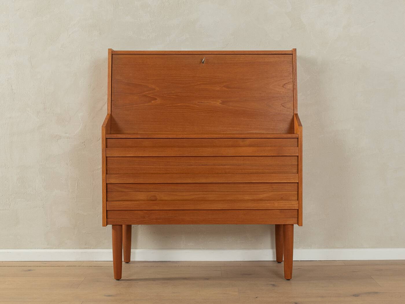 1960s bureau, Rooval