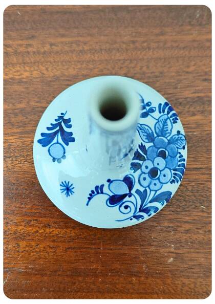 Petit vase / flacon de larmes en Delft bleu