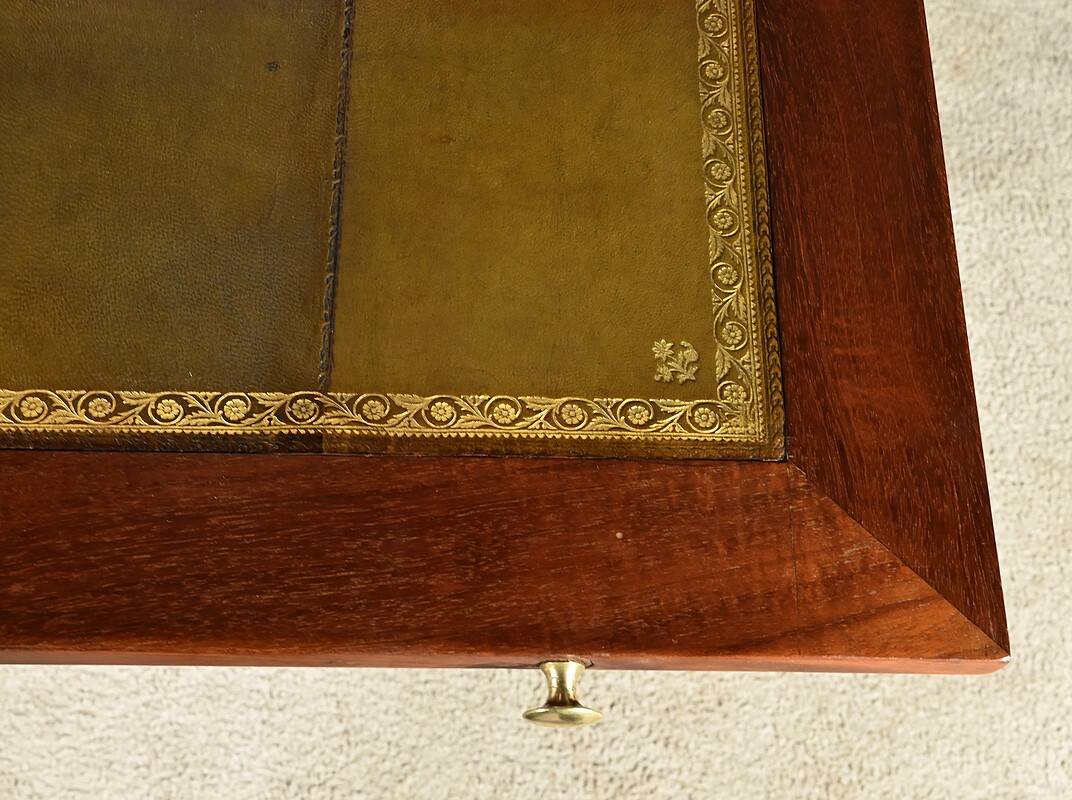 Louis XVI desk in Cuban mahogany – Late 18th century