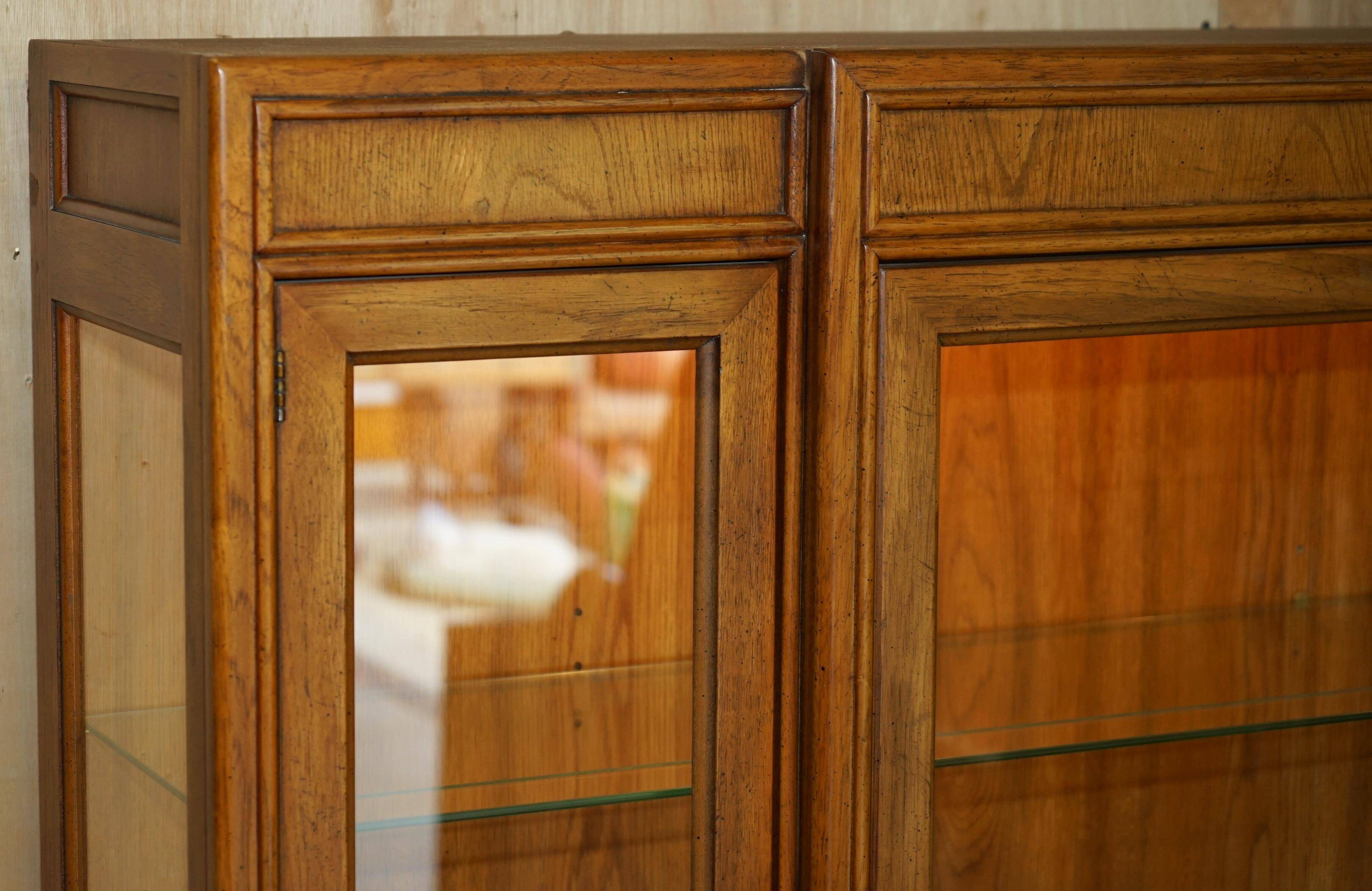 Vitrine militaire vintage Drexel Heritage avec éclairage et étagères en verre