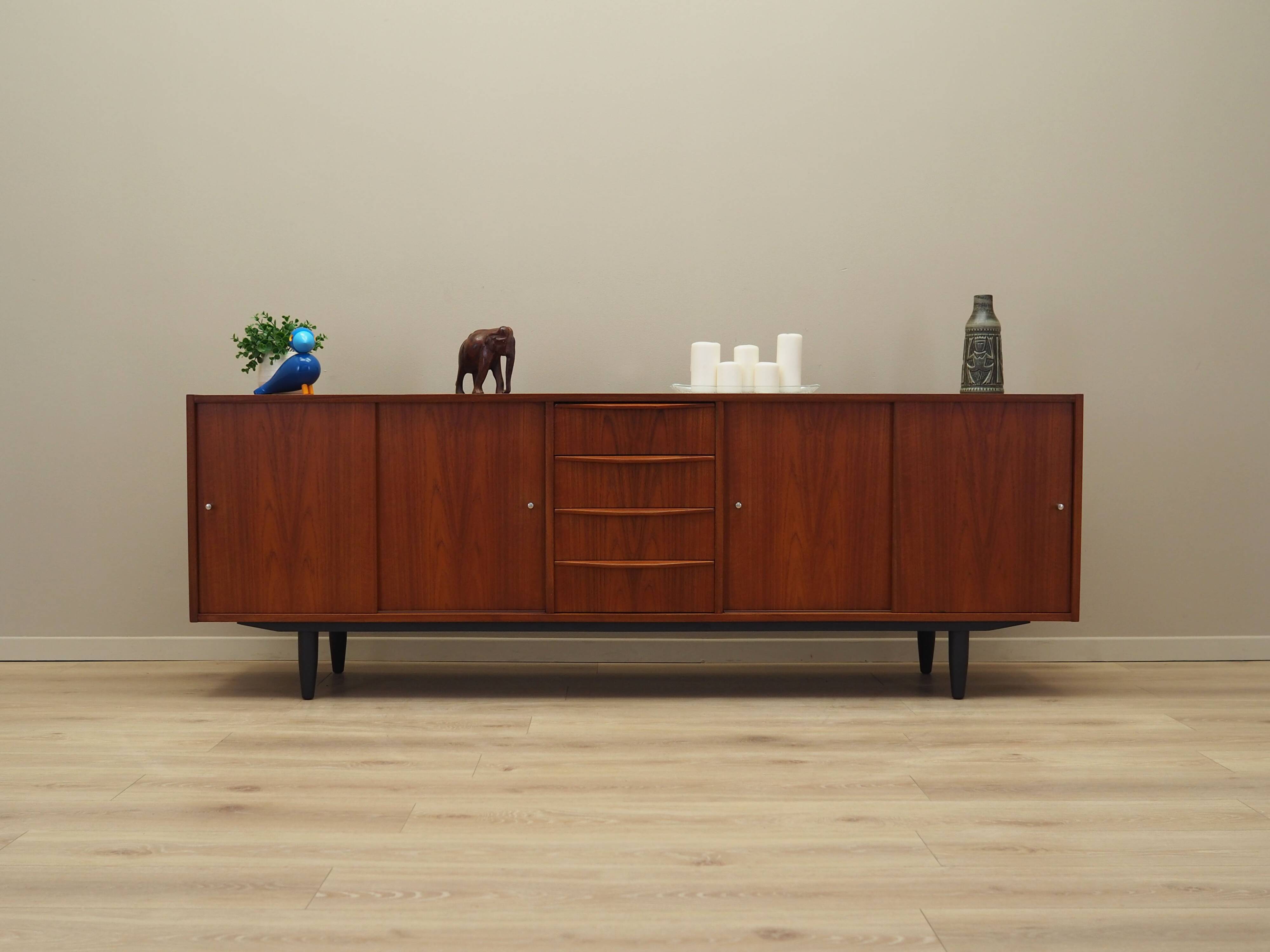 Enfilade en teck, design danois, années 1970, production : Danemark