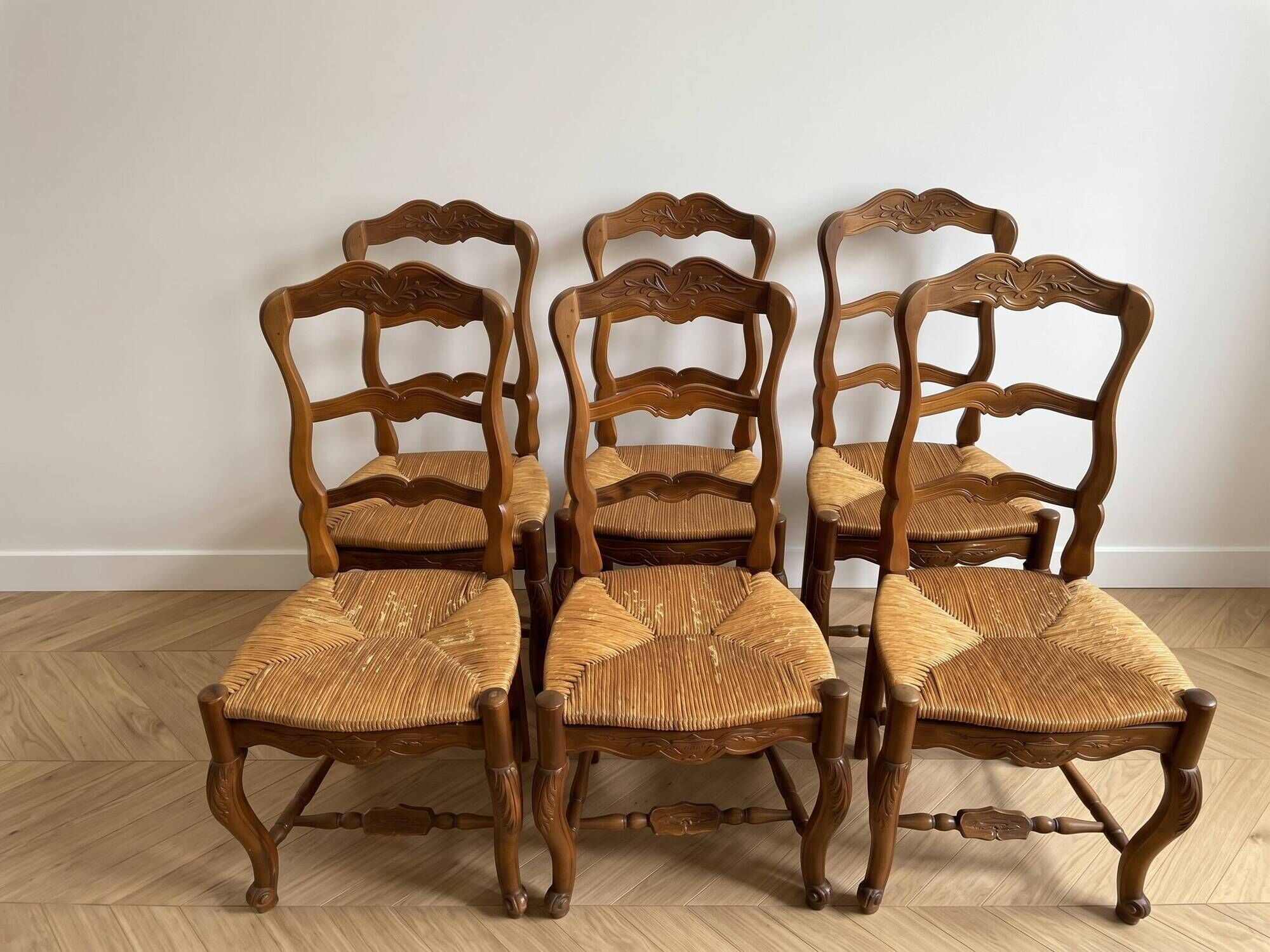 Set of 6 traditional chairs made of solid wood and straw.