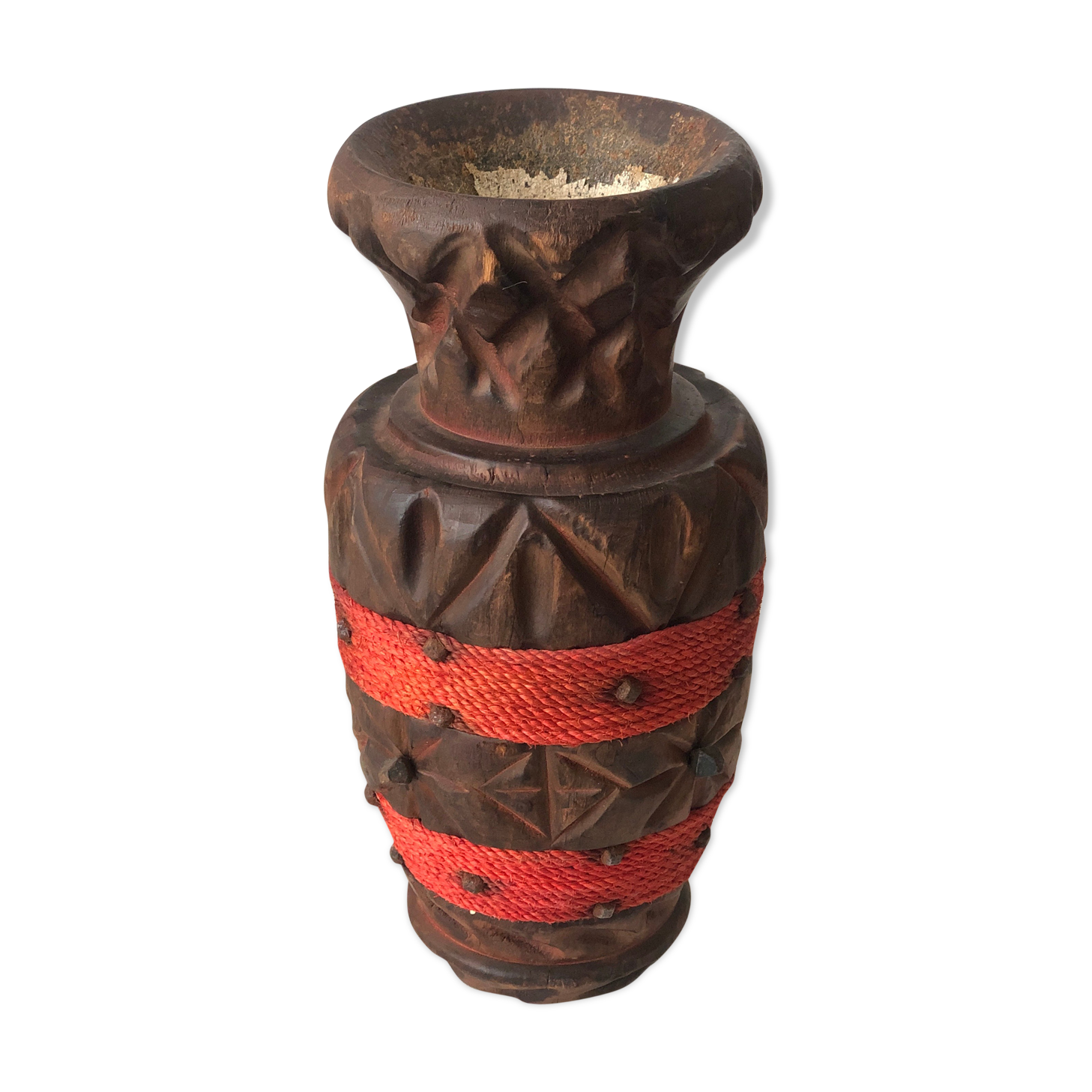 Vase espagnol en bois sculpté et cordage rouge