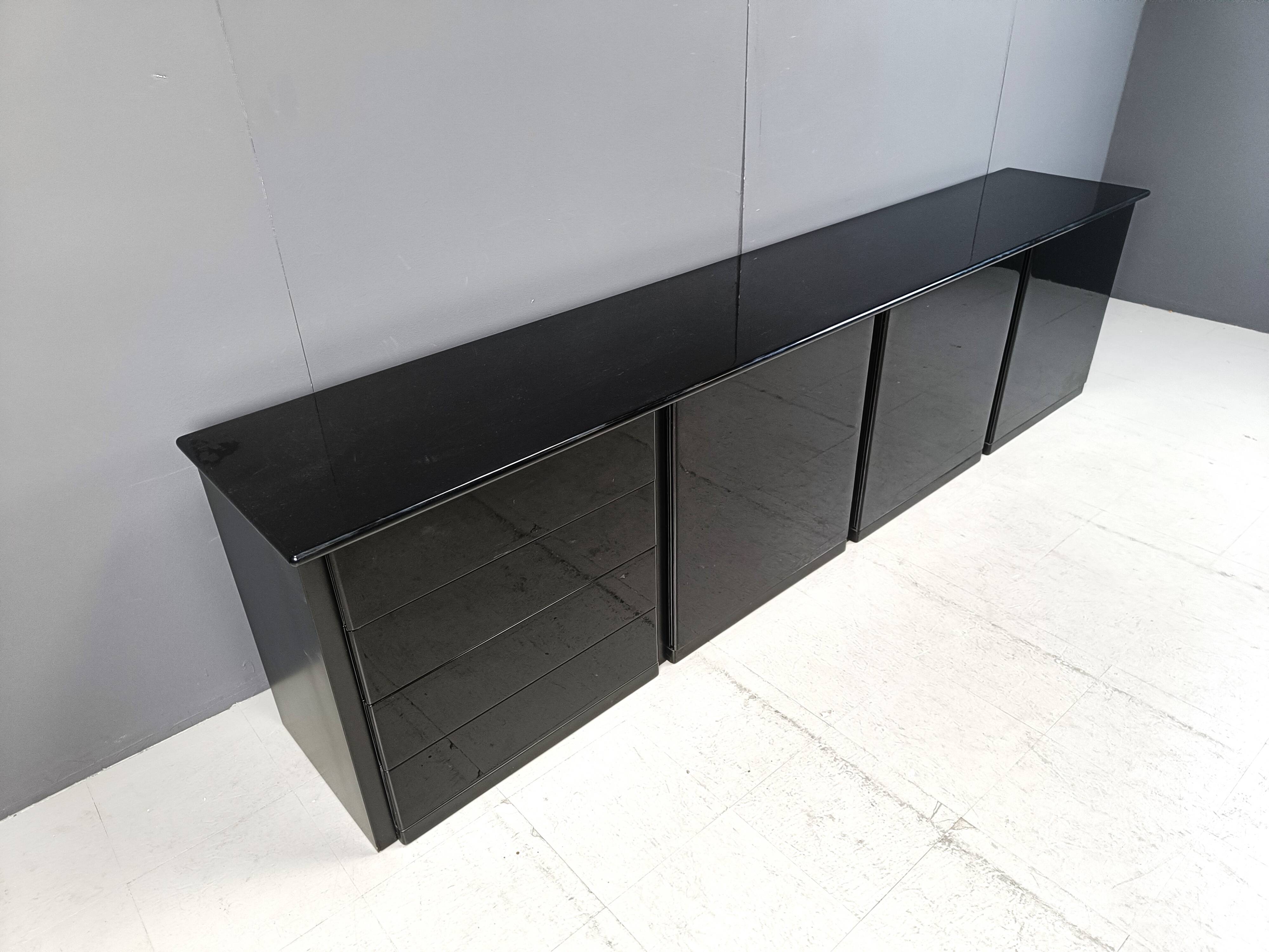 Grand buffet vintage laqué noir, années 70