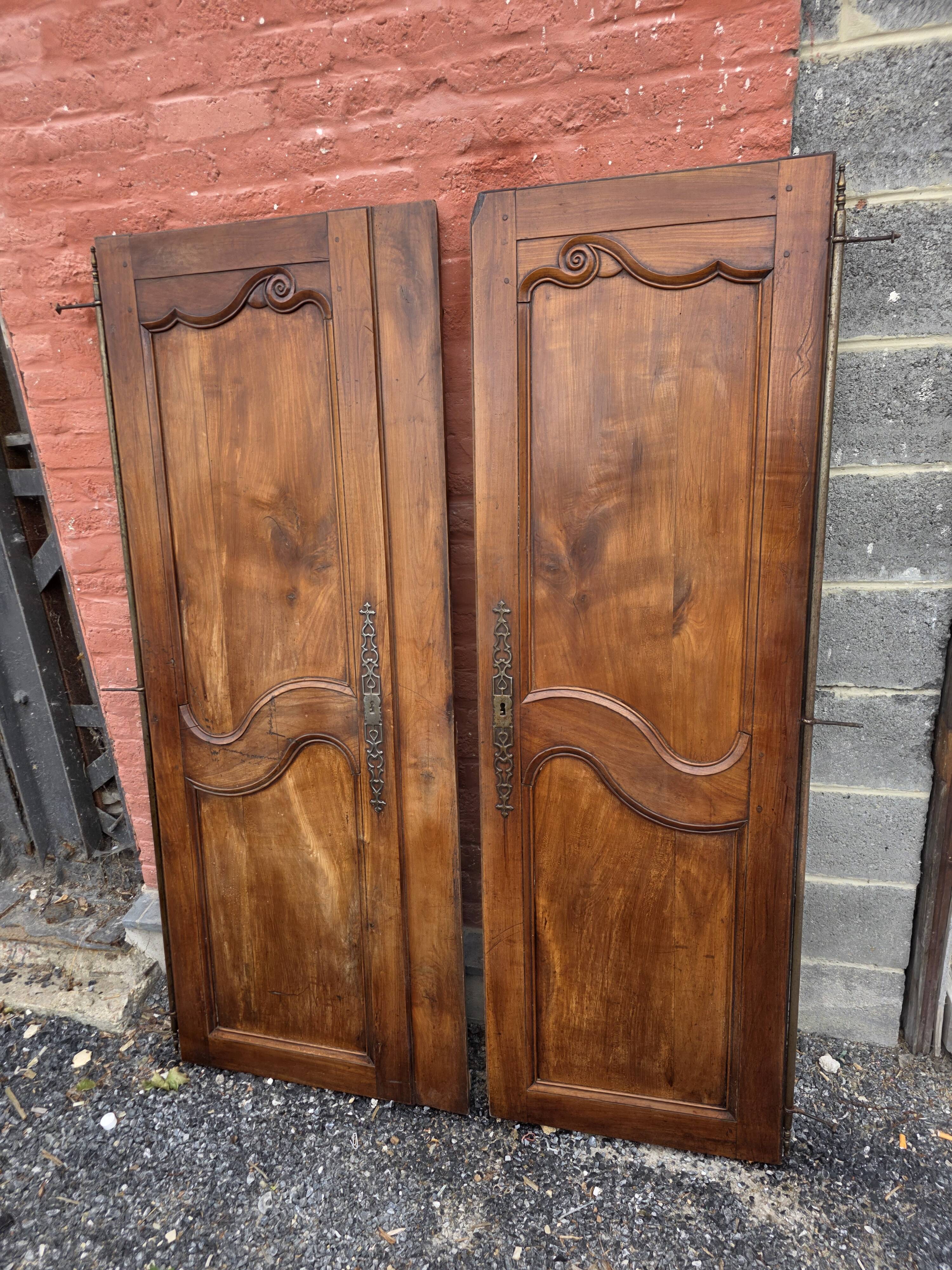 Paire de portes de placard style Louis XV en merisier massif