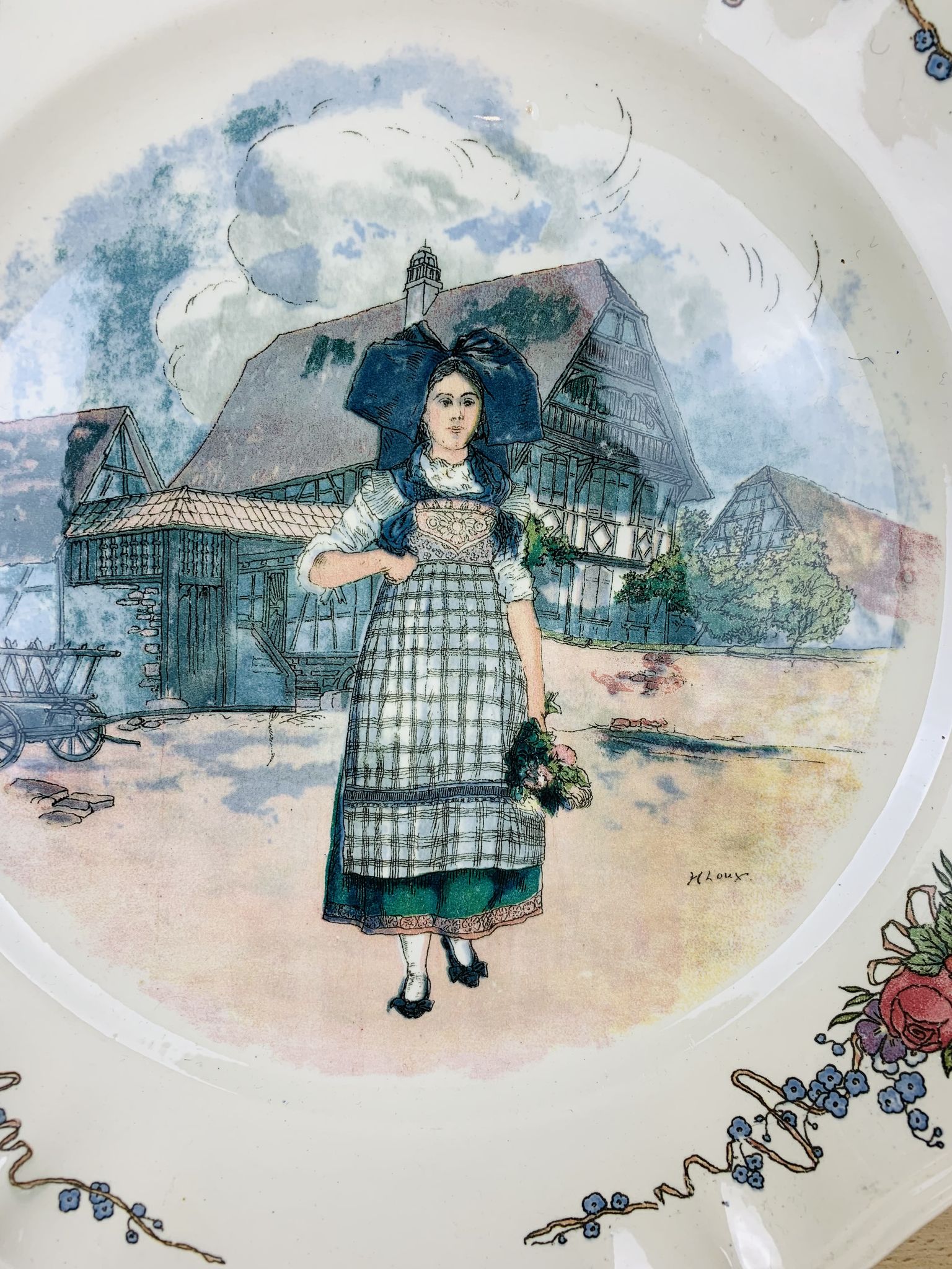 Round obernai dish in Sarreguemines earthenware, signed Loux