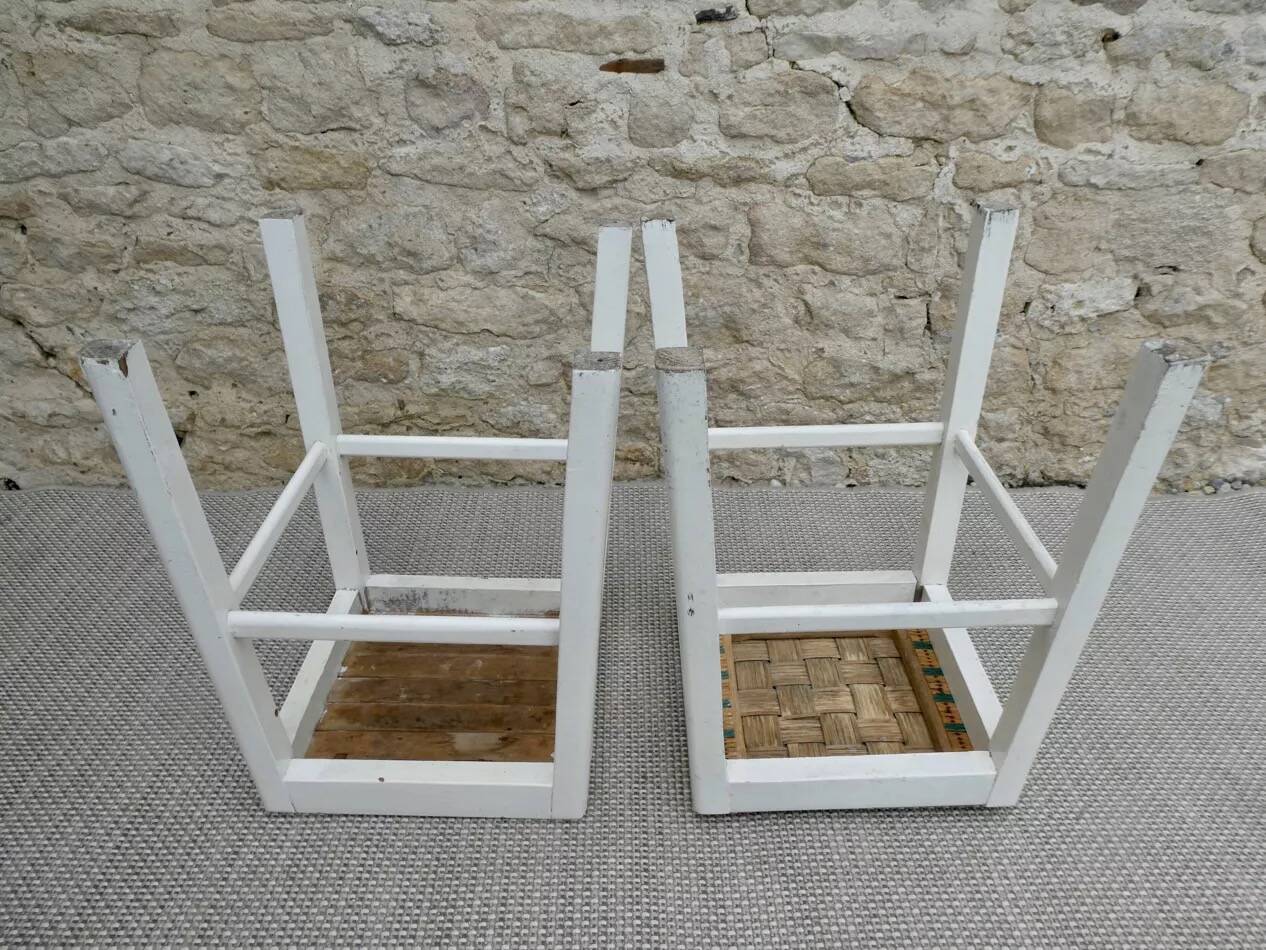 Paire de tabourets en bois, patine blanche, vers 1950