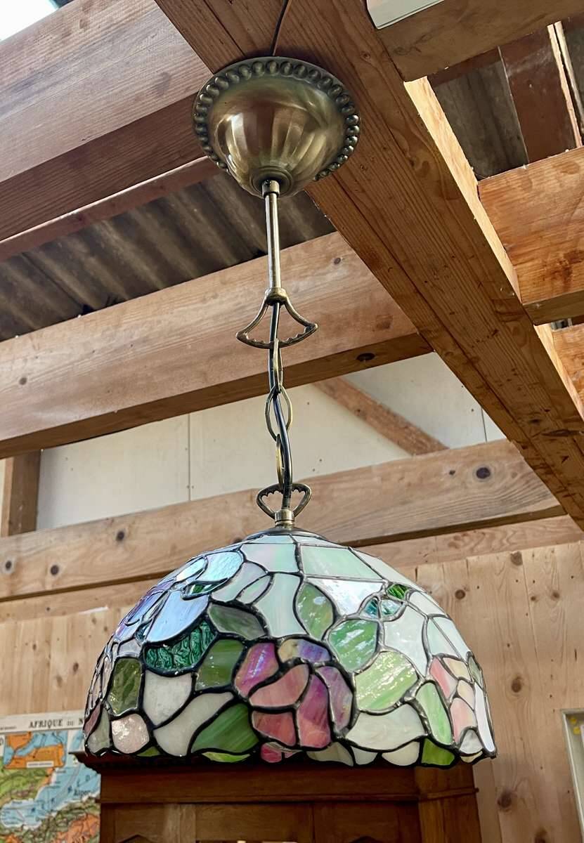 Tiffany-style glass pendant light